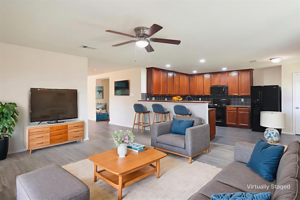Dallas, Texas, 75212, United States, 5 Bedrooms Bedrooms, ,3 BathroomsBathrooms,Residential,For Sale,1902272