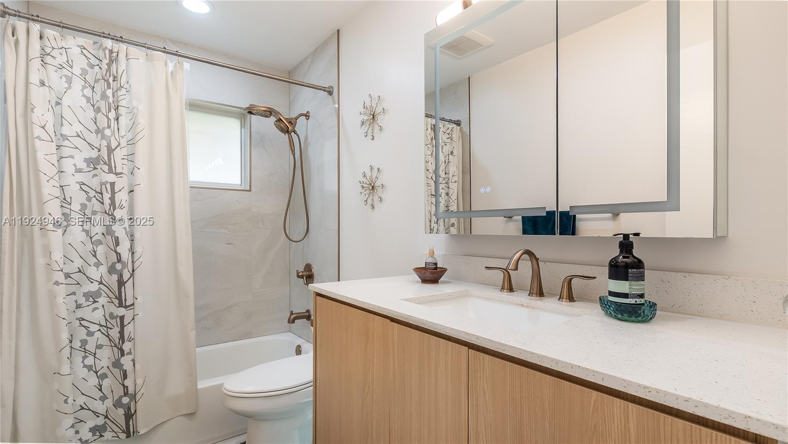 Hollywood, Florida, 33021, United States, 3 Bedrooms Bedrooms, ,2 BathroomsBathrooms,Residential,For Sale,2001683