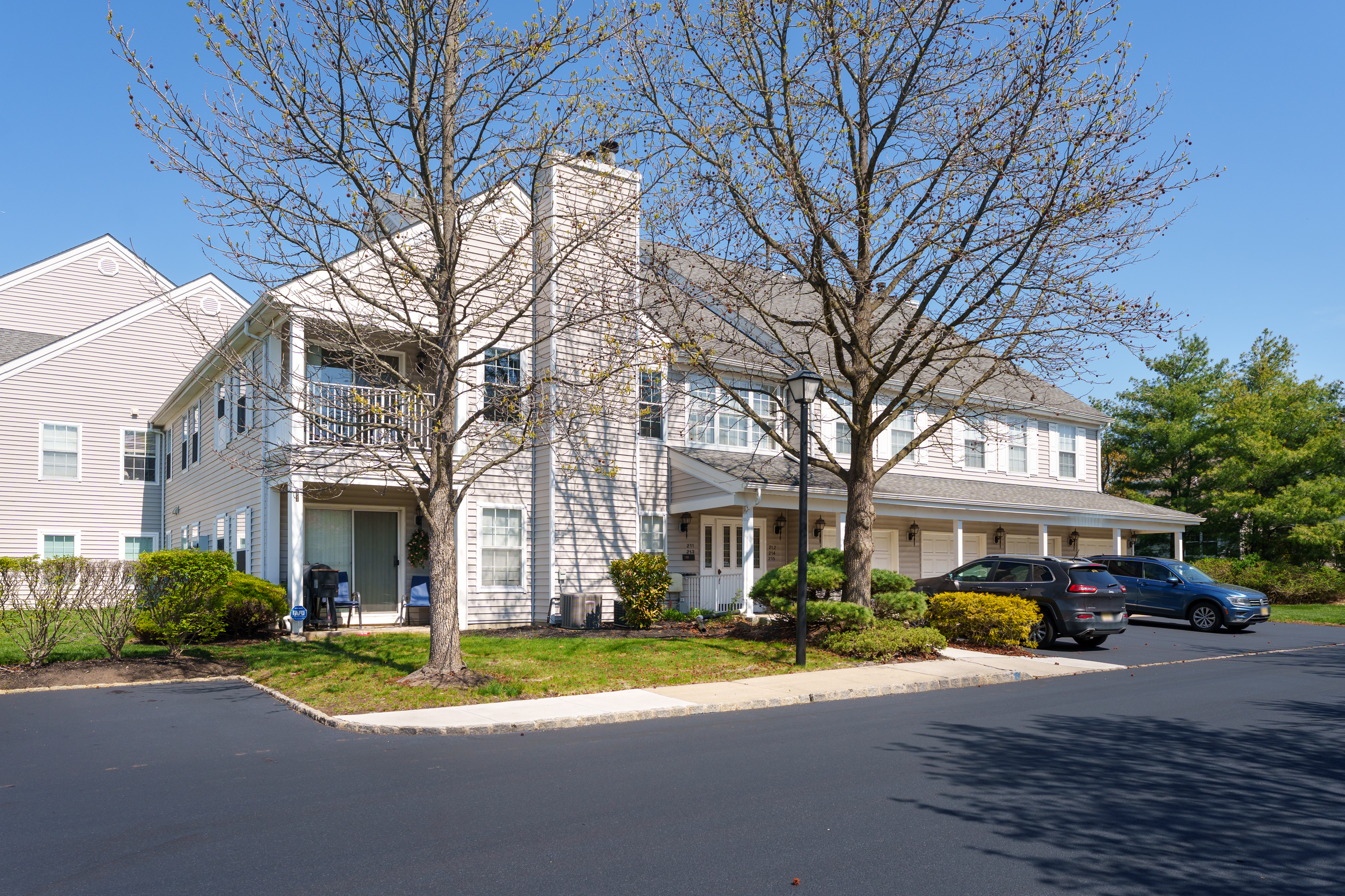  Move-In Ready Eagles Chase Condo with Private Garage and Balcony - 物件實景