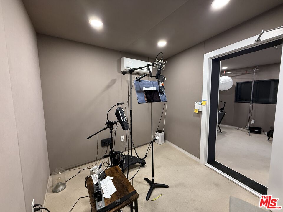 Venice, California, 90291, United States, 2 Bedrooms Bedrooms, ,2 BathroomsBathrooms,Residential,For Sale,1989635