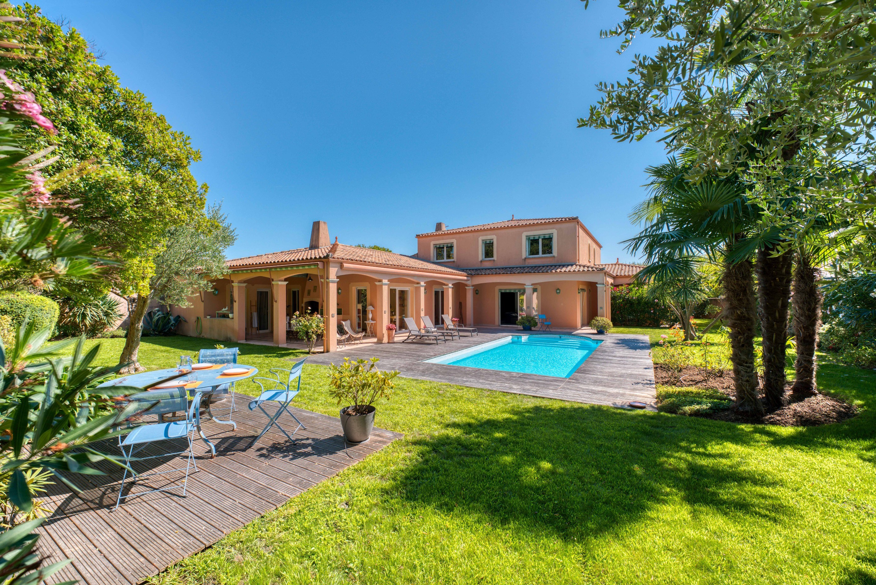  Exceptional Contemporary Villa with Pool and Premium Features - 物件實景
