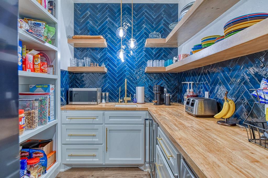 Amber, Oklahoma, 73004, United States, 6 Bedrooms Bedrooms, ,4 BathroomsBathrooms,Residential,For Sale,1984407