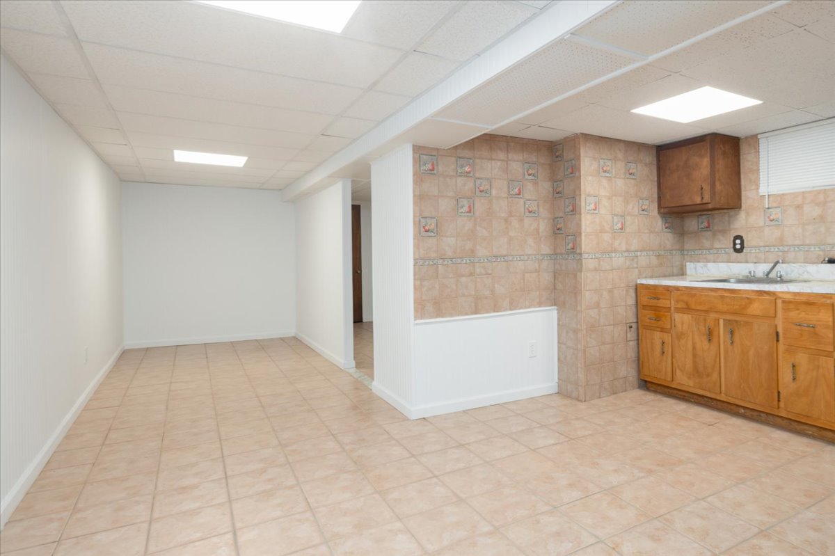 Maspeth, New York, 11378, United States, 4 Bedrooms Bedrooms, ,2 BathroomsBathrooms,Residential,For Sale,1791620
