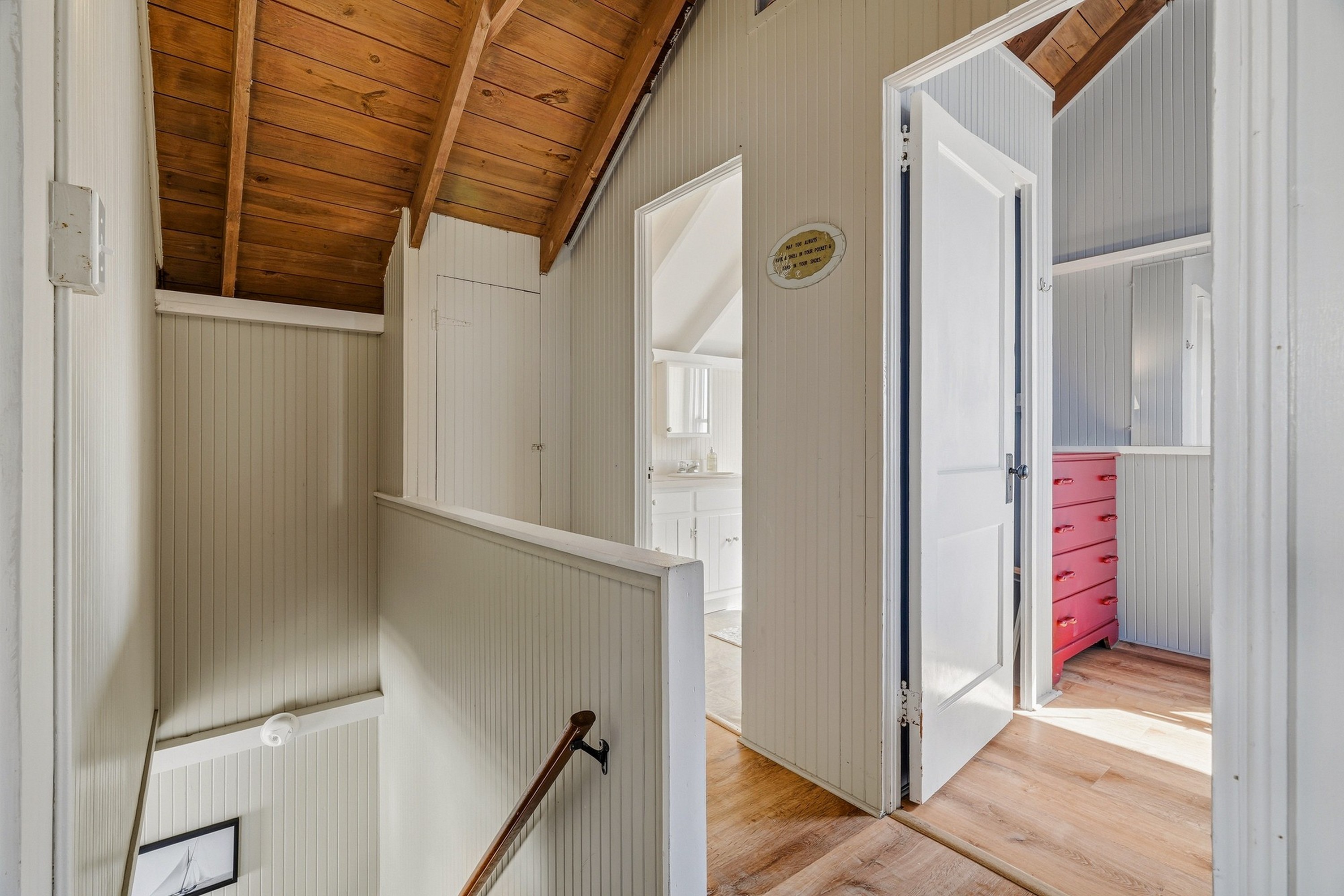  Charming Direct Waterfront Beach Cottage at Hawk