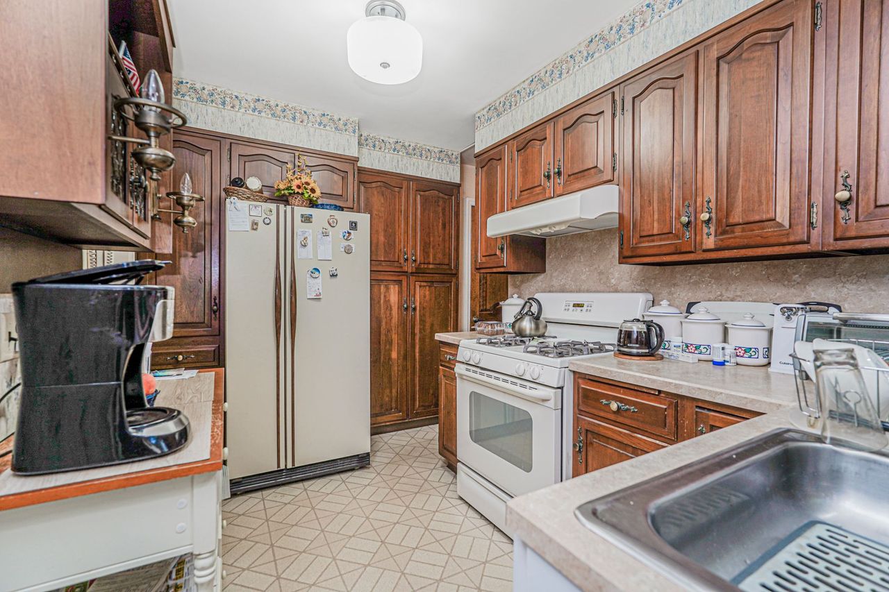 Staten Island, New York, 10302, United States, 5 Bedrooms Bedrooms, ,2 BathroomsBathrooms,Residential,For Sale,1914659