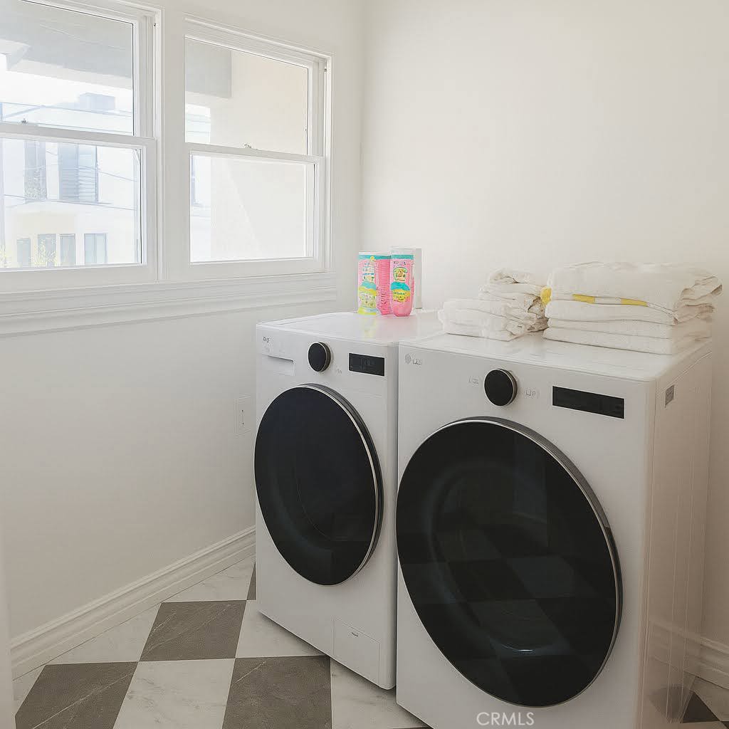 Los Angeles, California, 90019, United States, ,Residential,For Sale,1905705