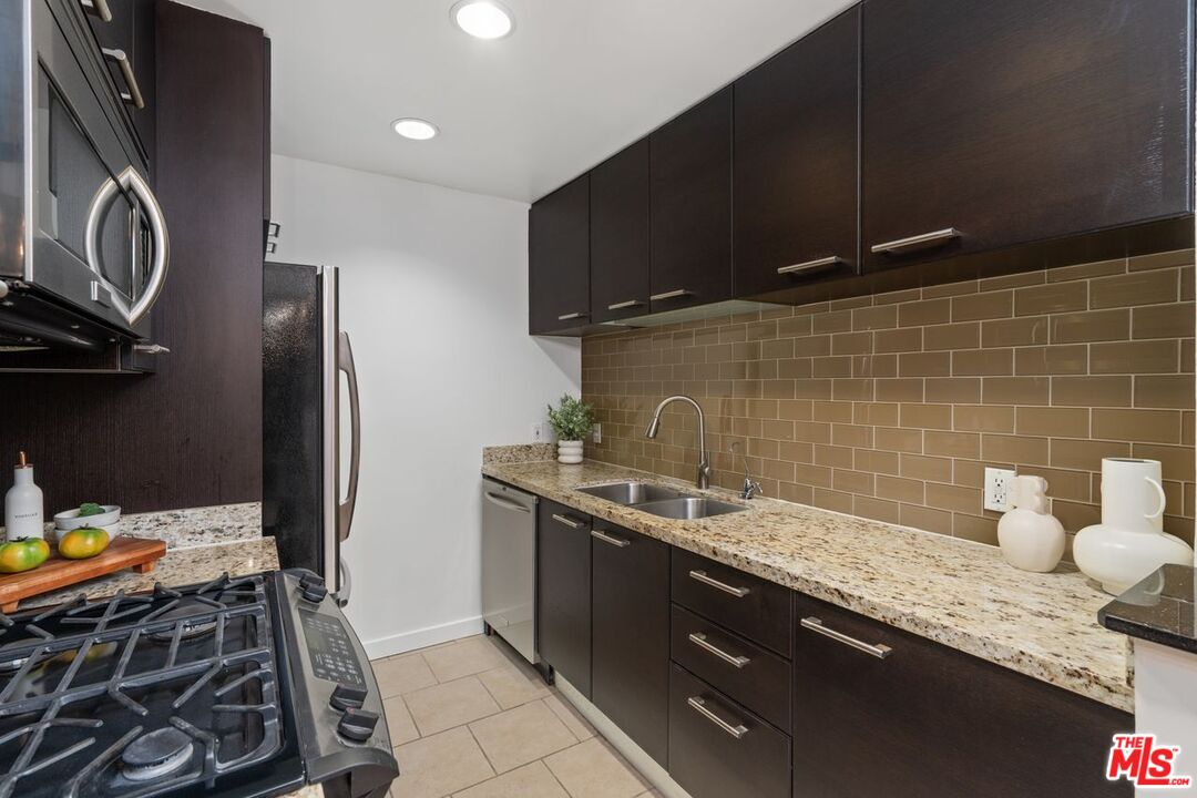 Los Angeles, California, 90004, United States, 2 Bedrooms Bedrooms, ,2 BathroomsBathrooms,Residential,For Sale,1885351