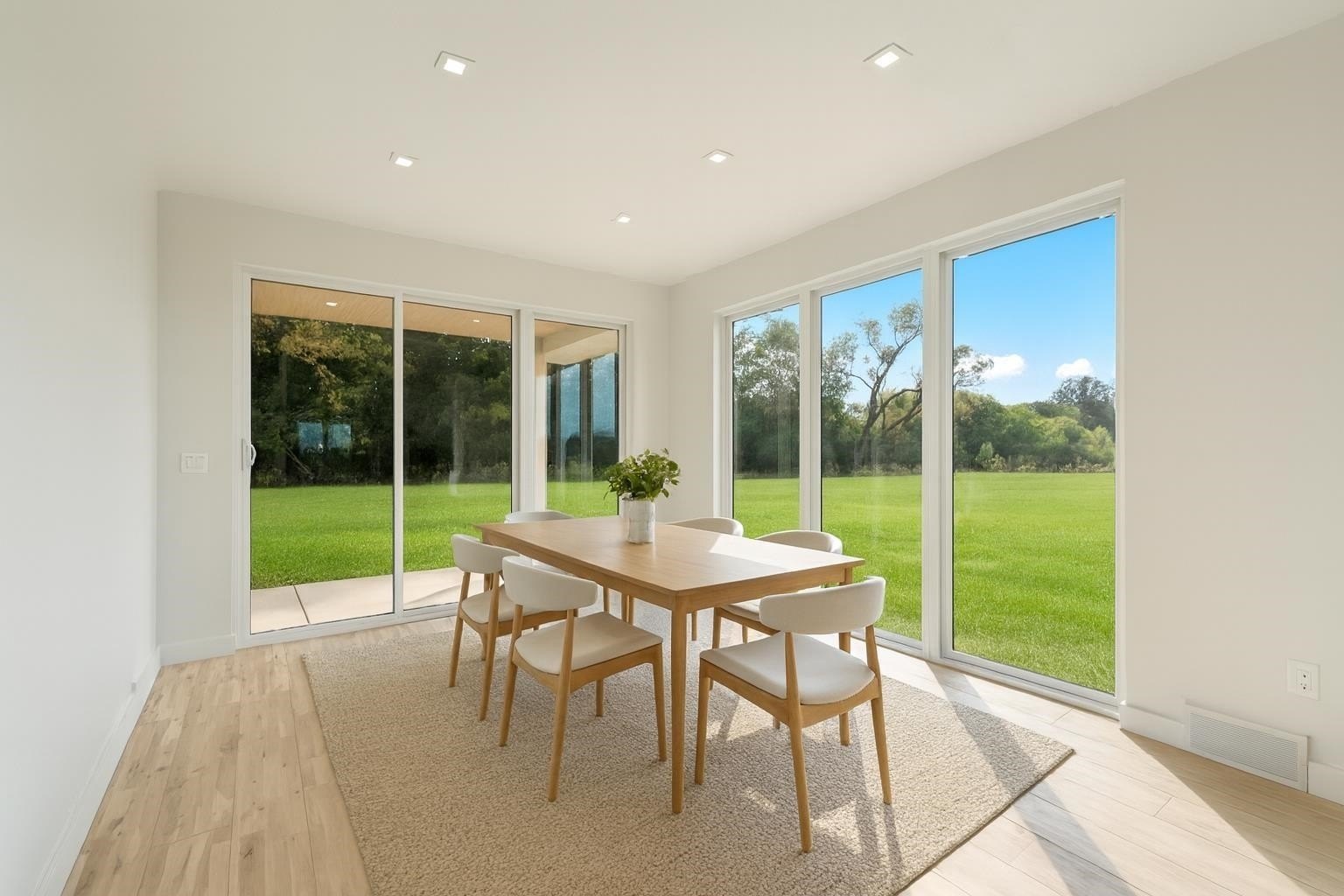 DE PERE, Wisconsin, 54115, United States, 2 Bedrooms Bedrooms, ,3 BathroomsBathrooms,Residential,For Sale,1982656