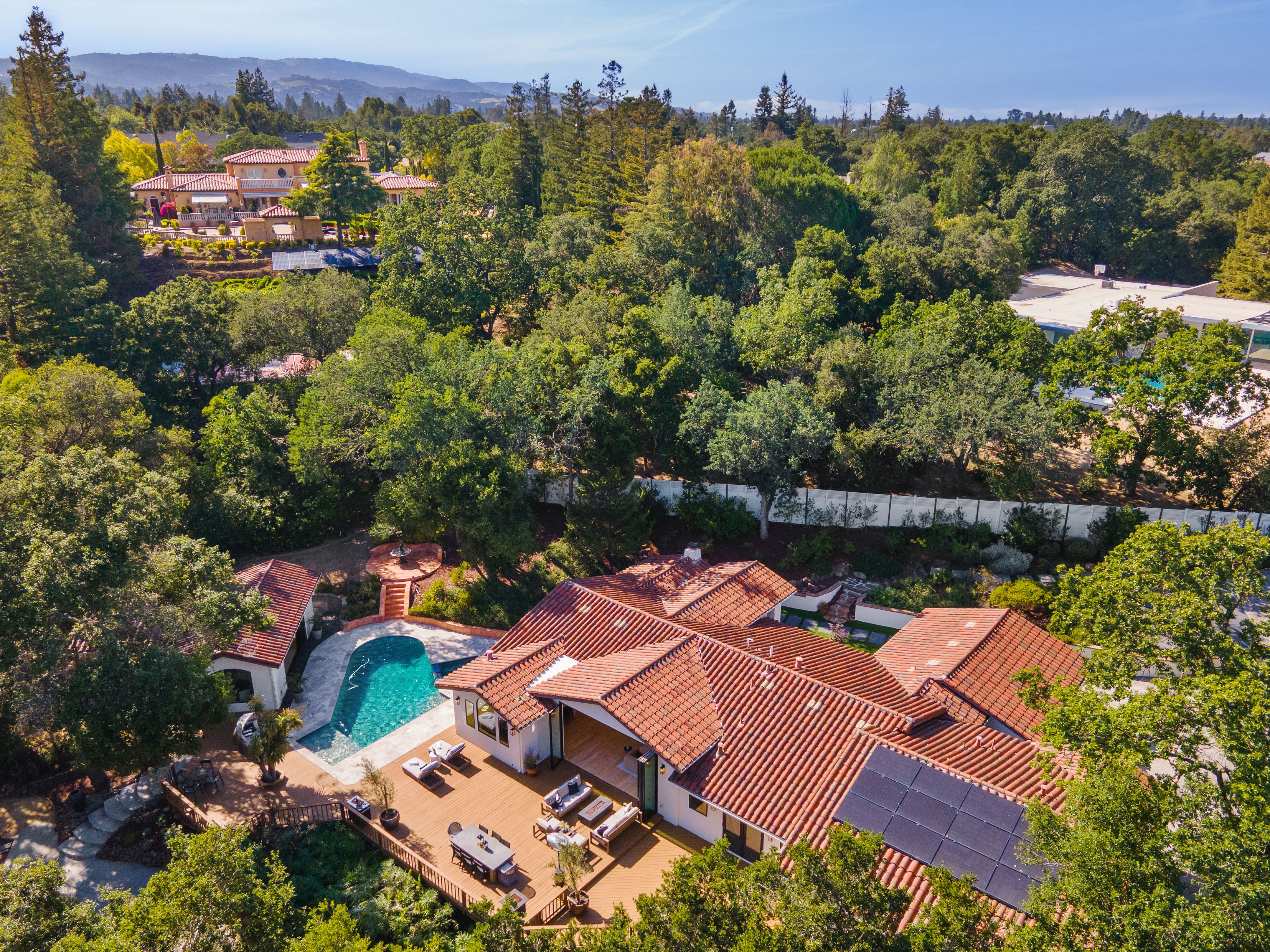  Private Gated Sanctuary With Expansive Outdoor Living - 物件實景