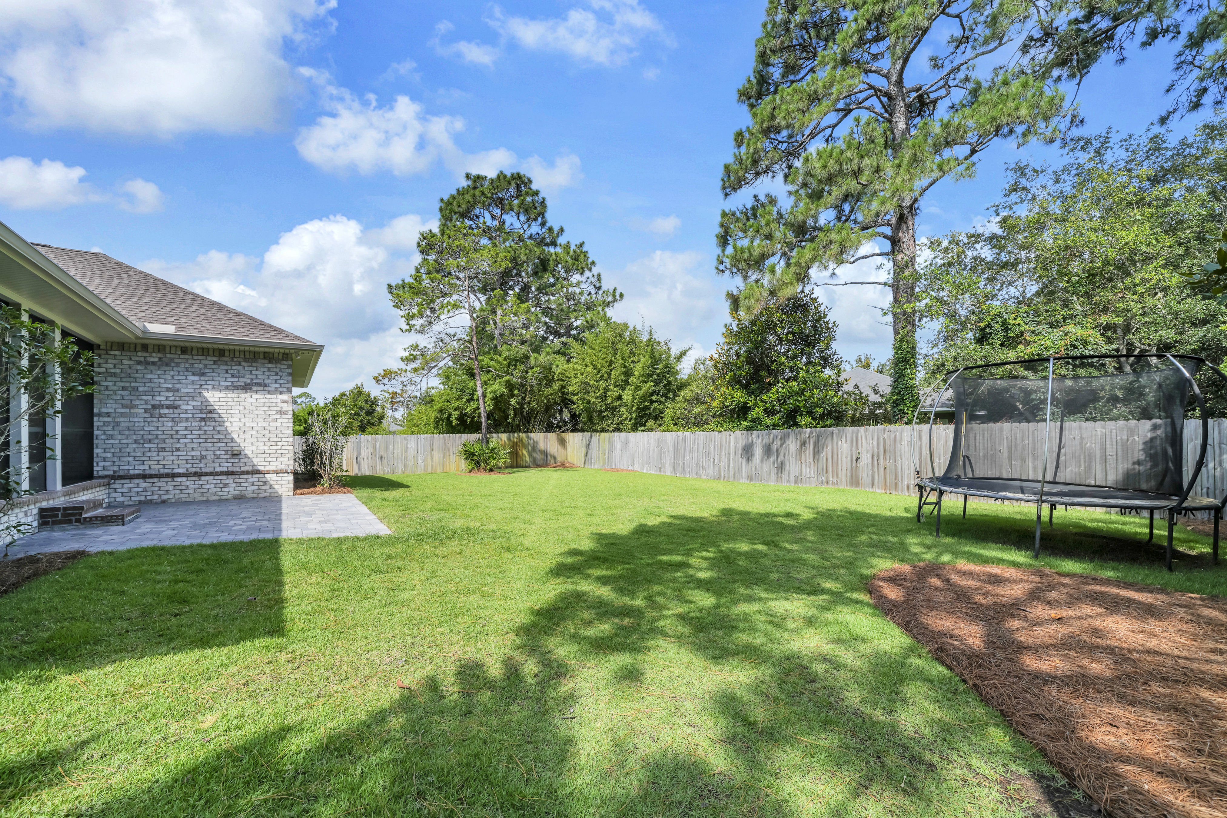  Move-In Ready Brick Home with Spacious Fenced Backyard Near the Bay - 物件實景