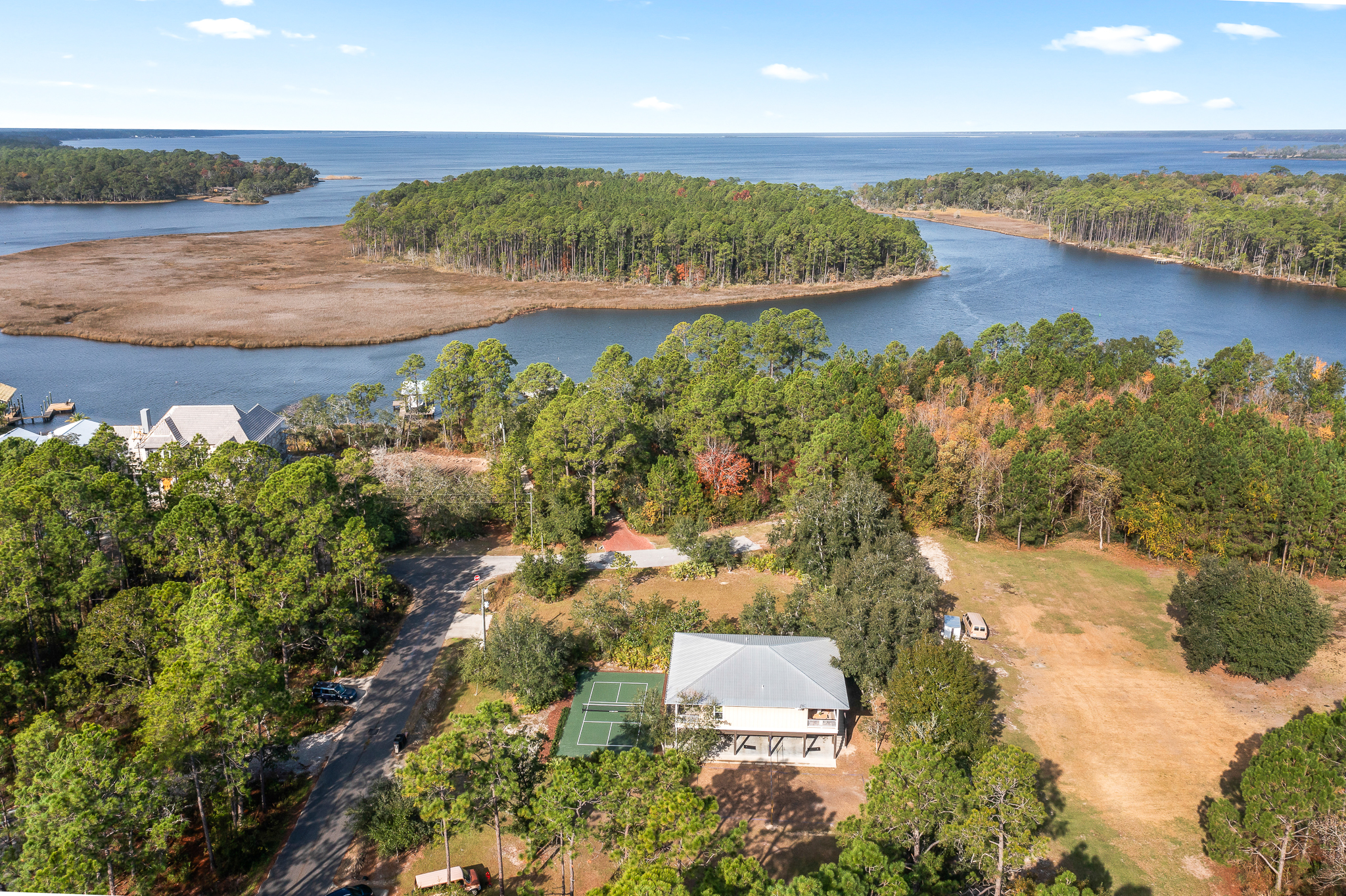  Furnished Coastal Retreat on Over an Acre with Pickleball Court - 物件實景