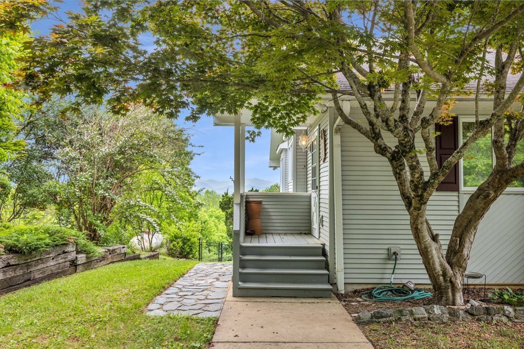 Hayesville, North Carolina, 28904, United States, 3 Bedrooms Bedrooms, ,4 BathroomsBathrooms,Residential,For Sale,1934980