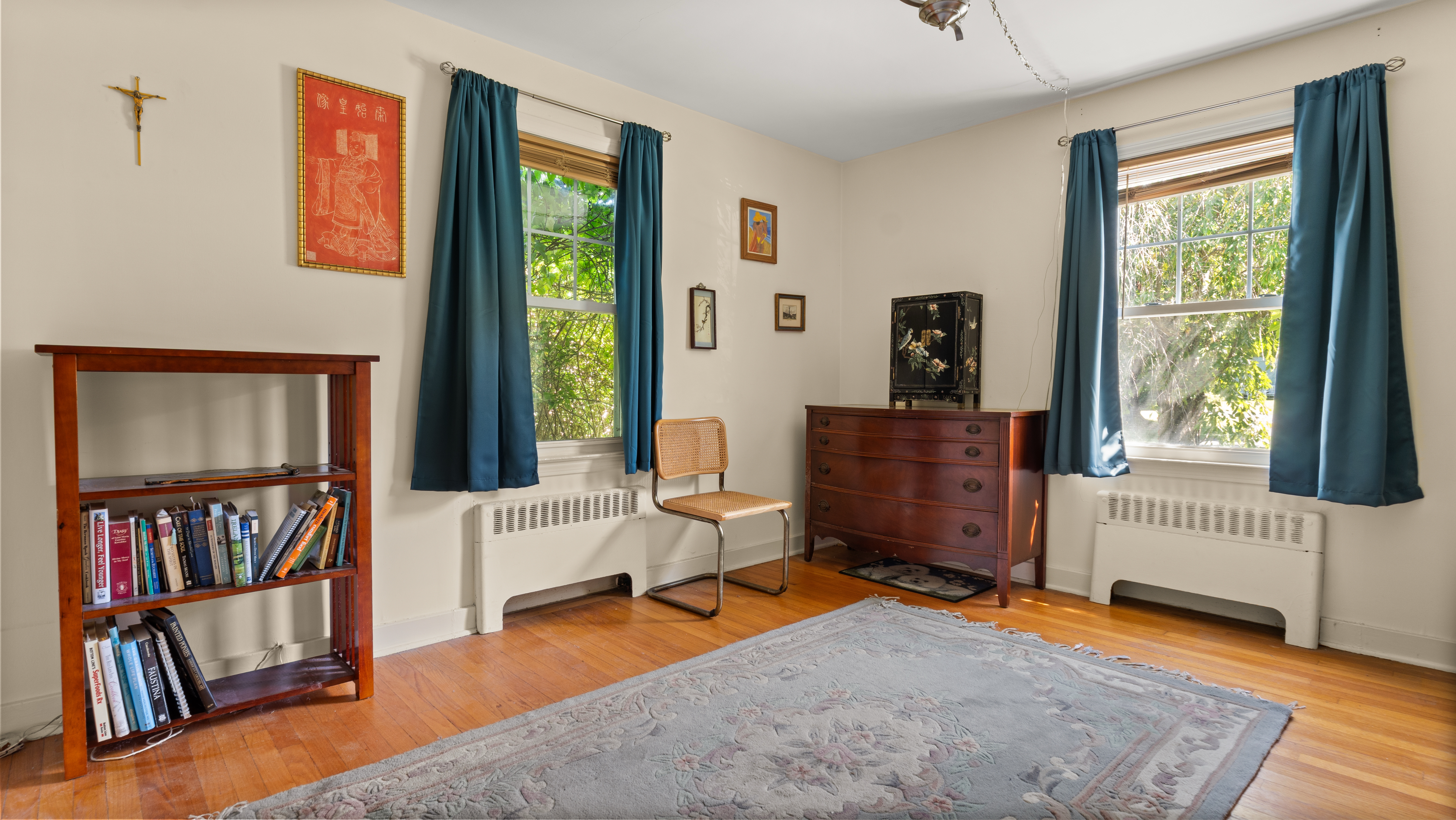  CHARMING IN-TOWN CAPE ON SPACIOUS LOT WITH INGROUND POOL - 物件實景
