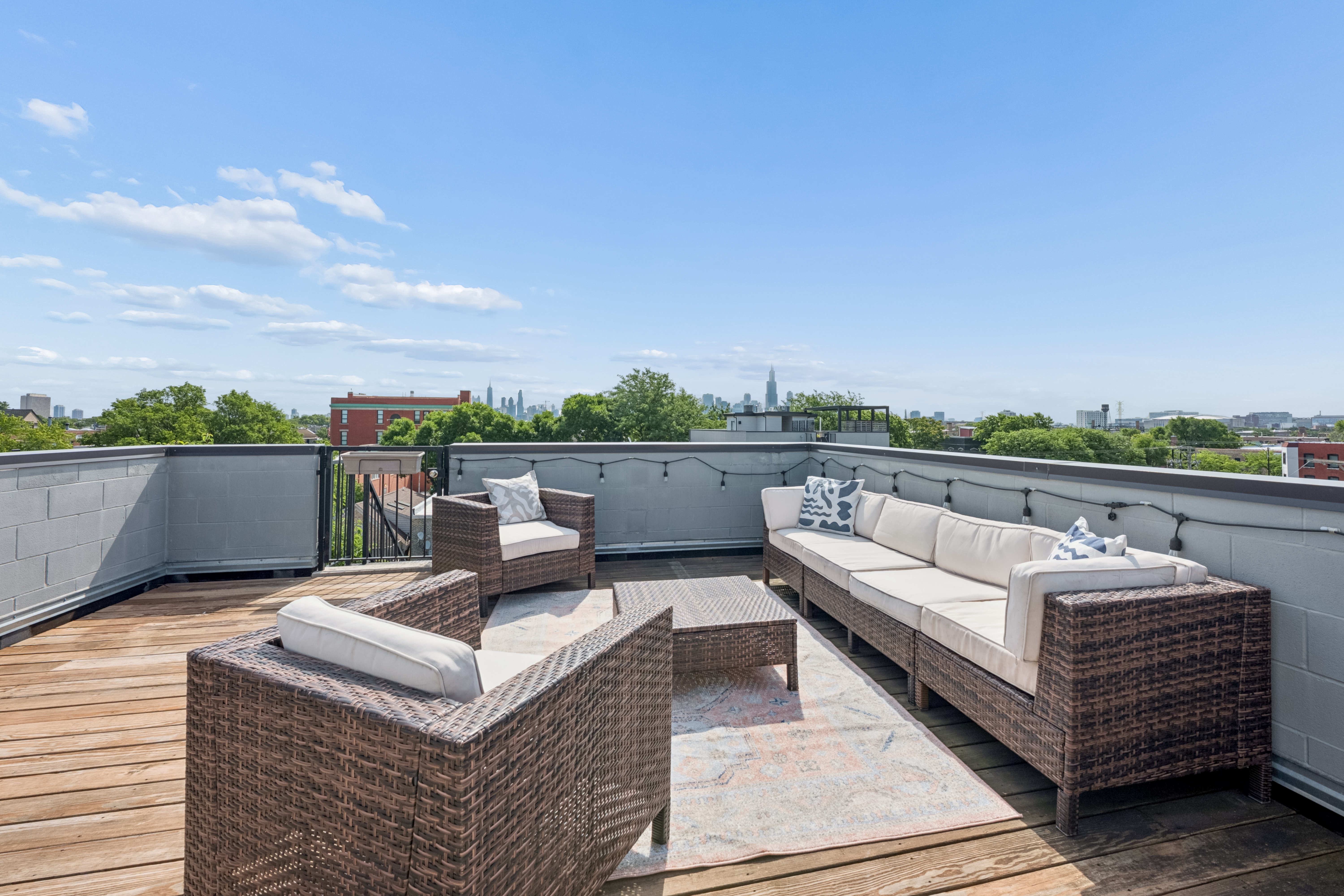  where  sophisticated style meets everyday comfort in the heart of west town - 物件實景