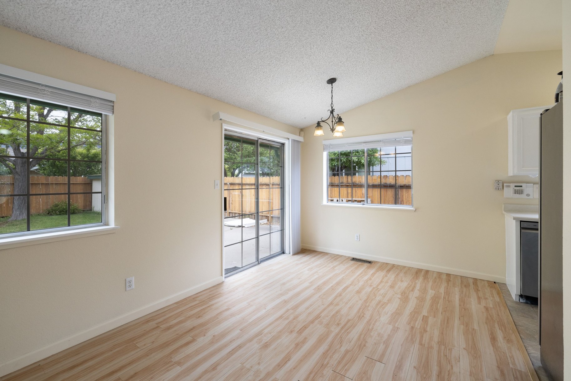  Move-in Ready. Great starter or investment home - 物件實景