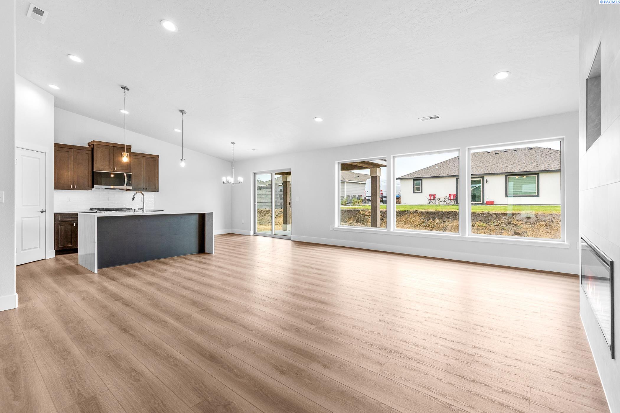 Pasco, Washington, 99301, United States, 4 Bedrooms Bedrooms, ,2 BathroomsBathrooms,Residential,For Sale,1892820