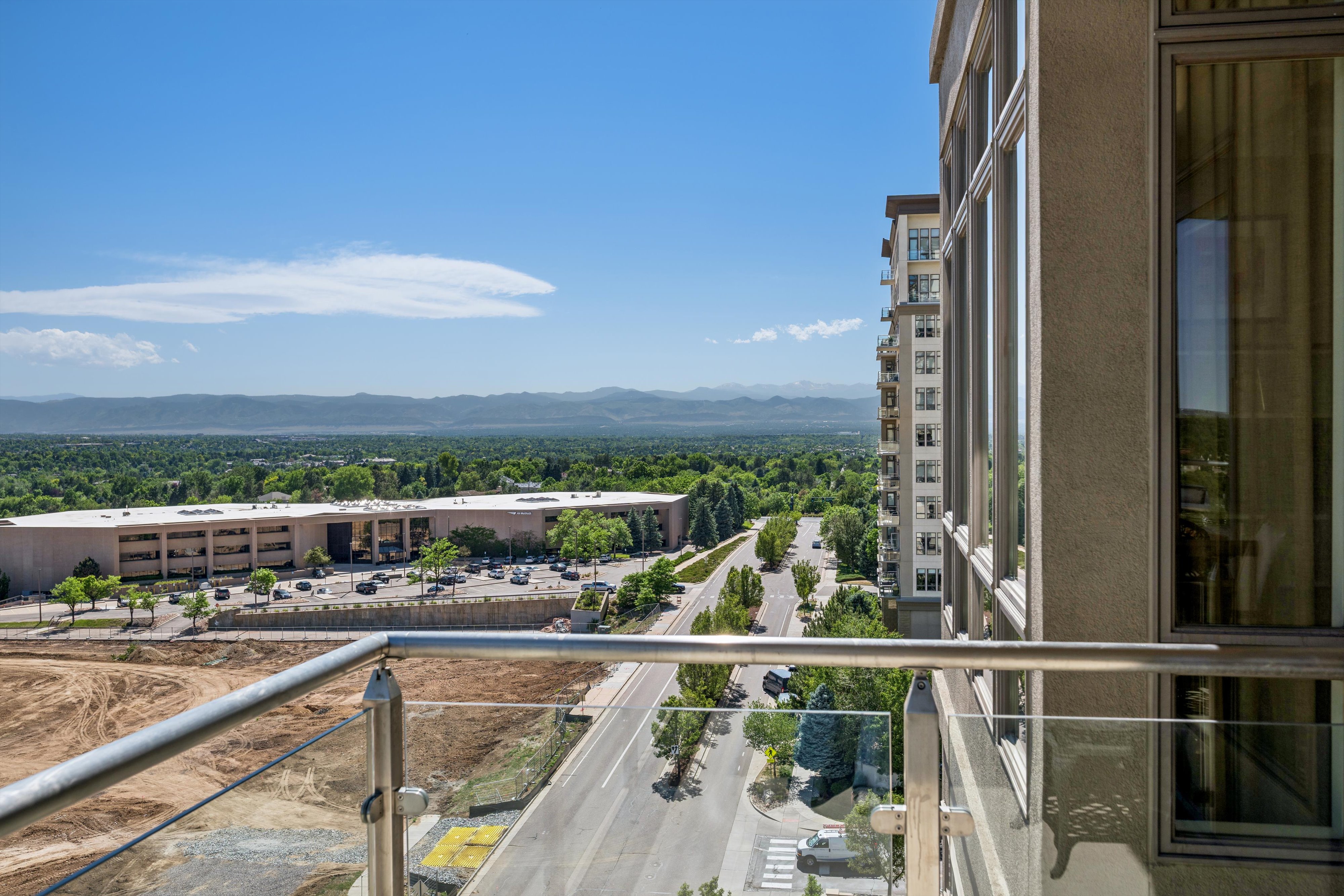  Fantastic 2 Bed/2 Bath End Unit Offering Panoramic Views - 物件實景