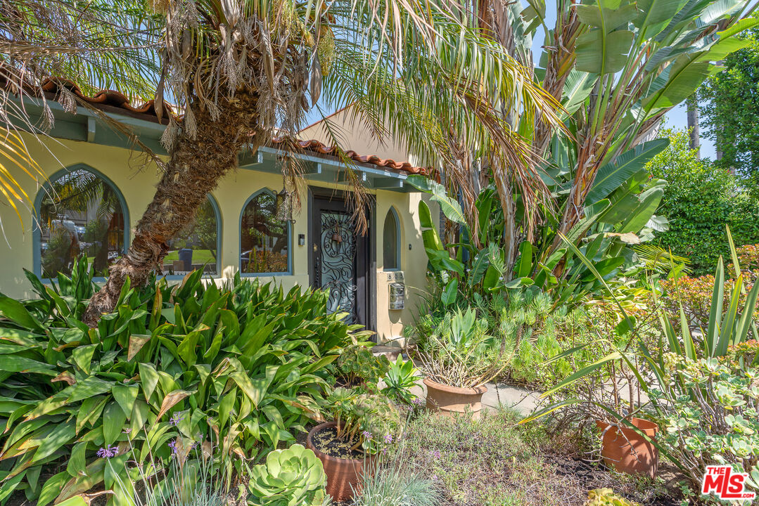 Los Angeles, California, 90005, United States, 3 Bedrooms Bedrooms, ,3 BathroomsBathrooms,Residential,For Sale,1876512
