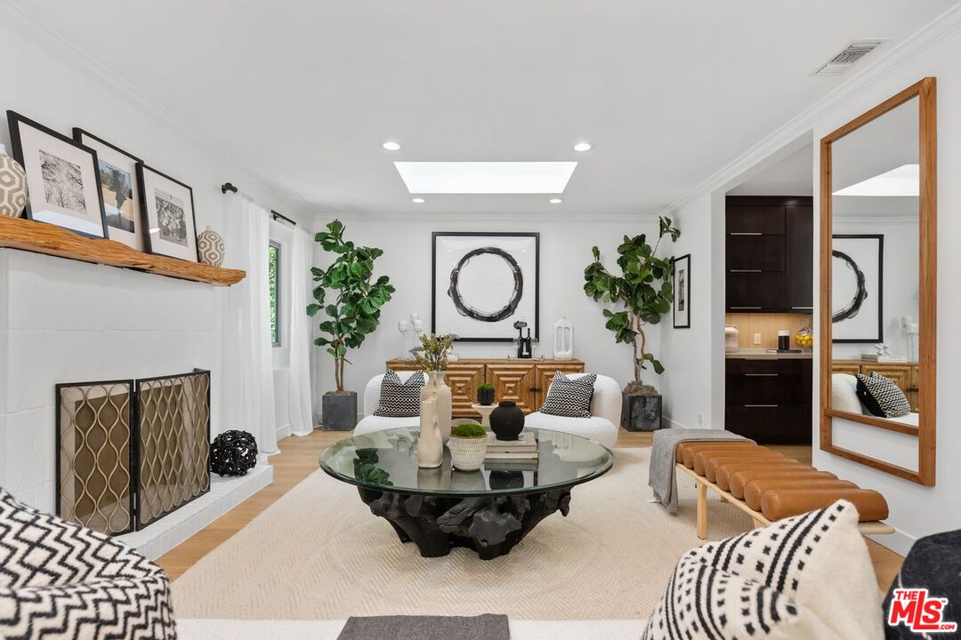 Los Angeles, California, 90064, United States, 3 Bedrooms Bedrooms, ,4 BathroomsBathrooms,Residential,For Sale,1940581