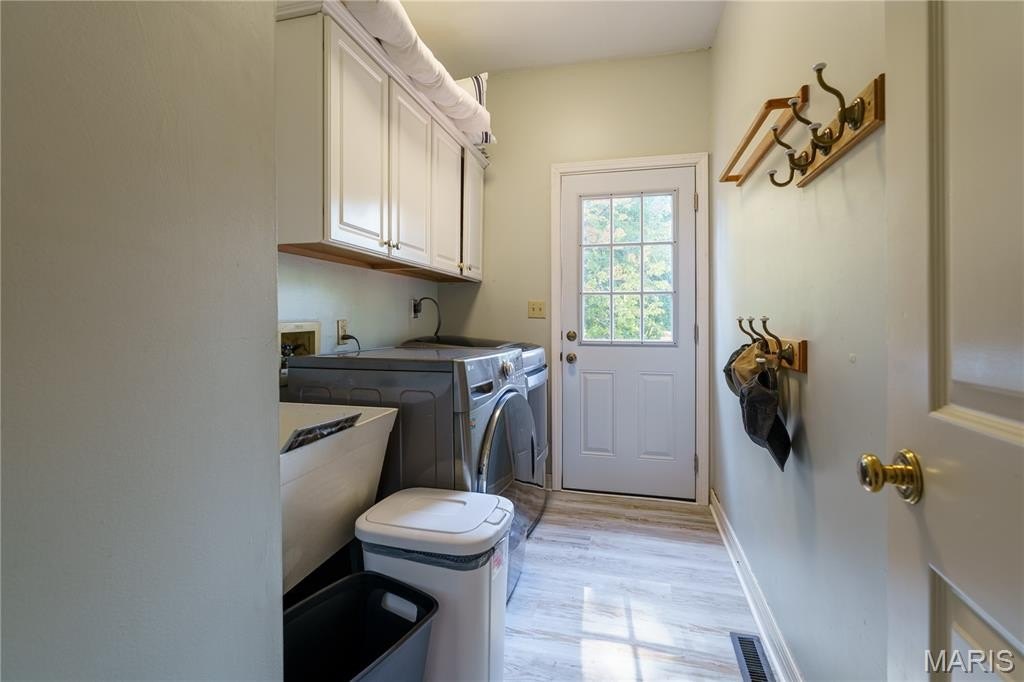 Glen Carbon, Illinois, 62034, United States, 5 Bedrooms Bedrooms, ,4 BathroomsBathrooms,Residential,For Sale,1977133