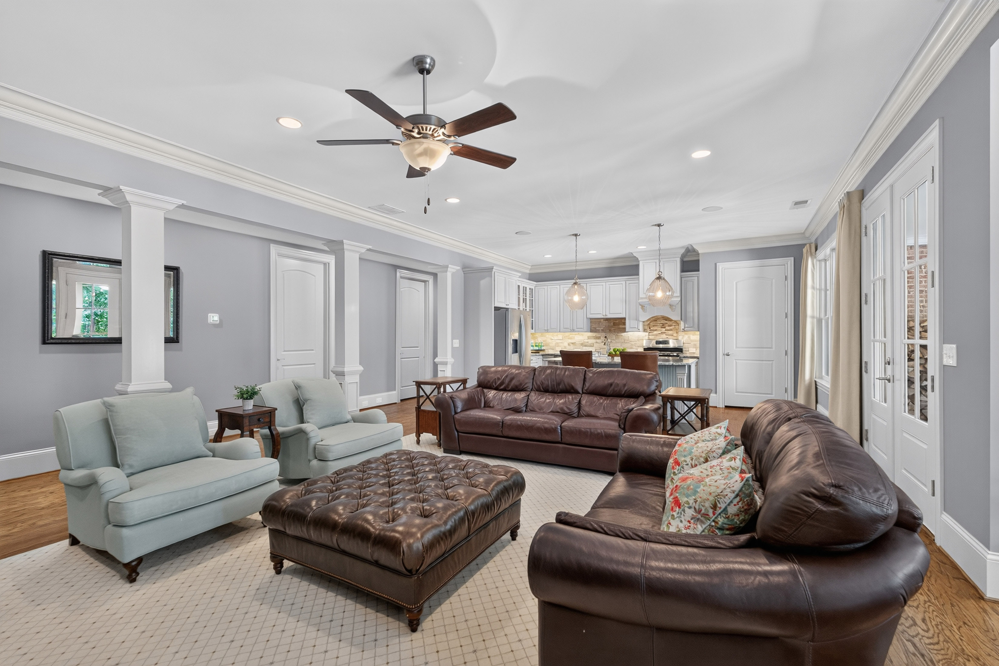  Experience Refined Estate Living in this Exceptional All-Brick and Stone Ranch - 物件實景