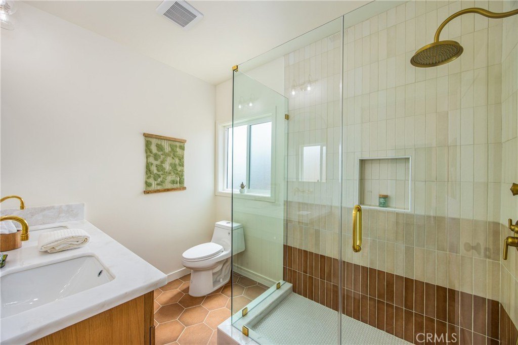 Los Angeles, California, 90043, United States, 3 Bedrooms Bedrooms, ,2 BathroomsBathrooms,Residential,For Sale,1933767