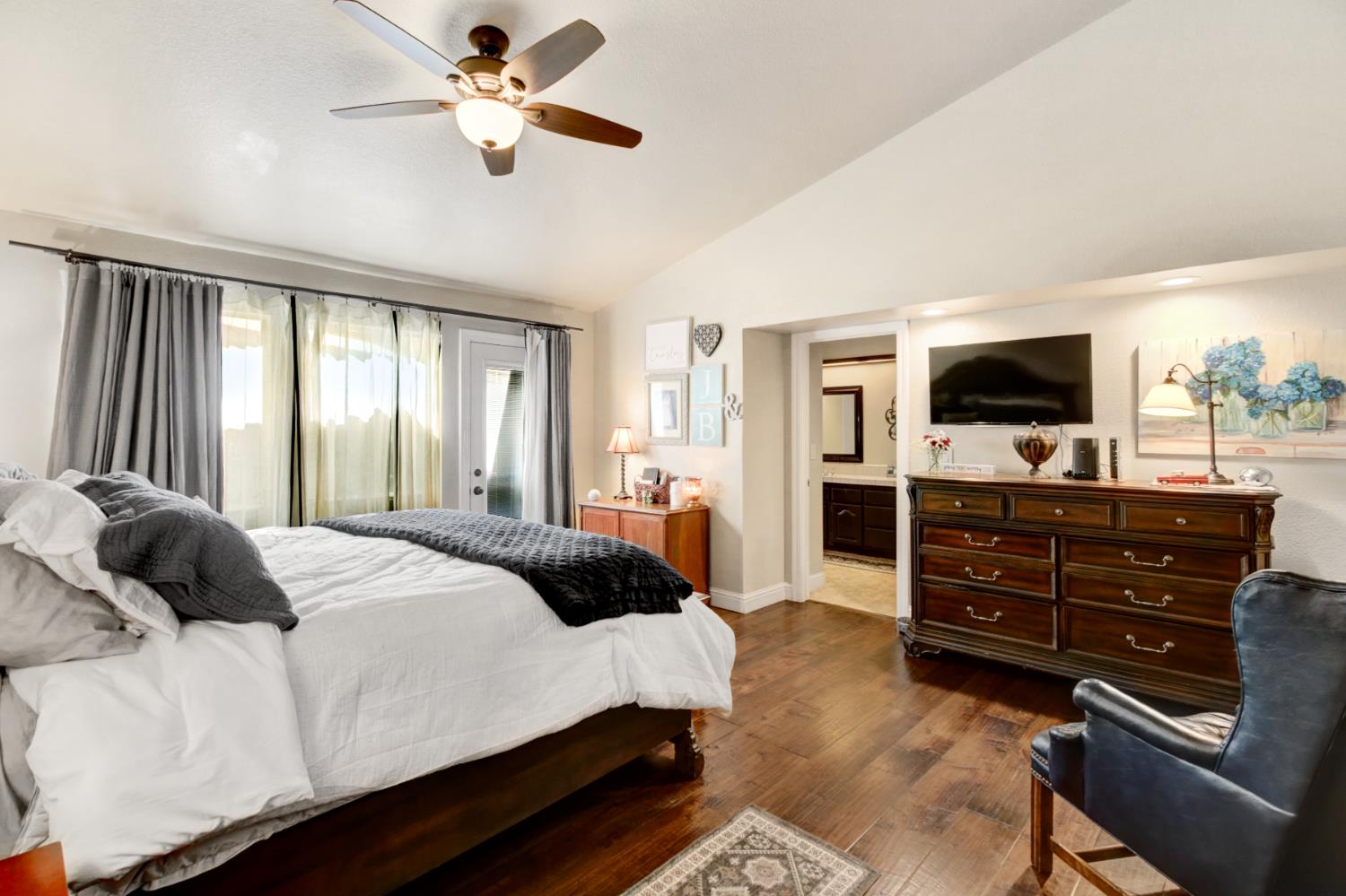 Elk Grove, California, 95624, United States, 4 Bedrooms Bedrooms, ,4 BathroomsBathrooms,Residential,For Sale,1987629