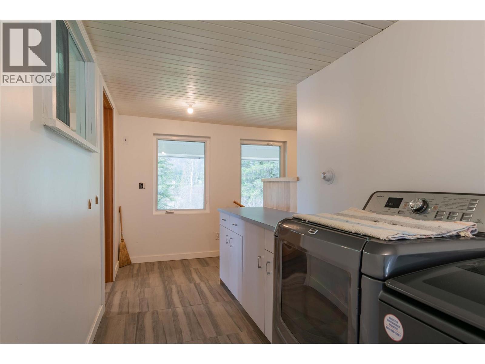 APPLEDALE, British Columbia, V0G 2J0, CA, 5 Bedrooms Bedrooms, ,2 BathroomsBathrooms,Residential,For Sale,1946998