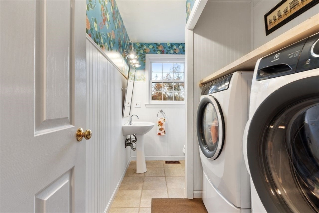 Westford, Massachusetts, 01886, United States, 4 Bedrooms Bedrooms, ,4 BathroomsBathrooms,Residential,For Sale,1987953