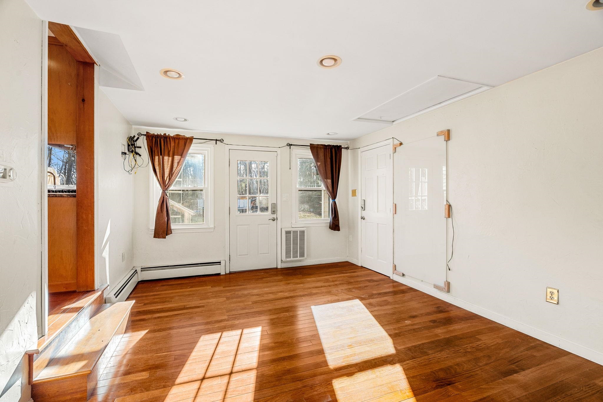 Londonderry, New Hampshire, 03053, United States, 3 Bedrooms Bedrooms, ,4 BathroomsBathrooms,Residential,For Sale,2002282