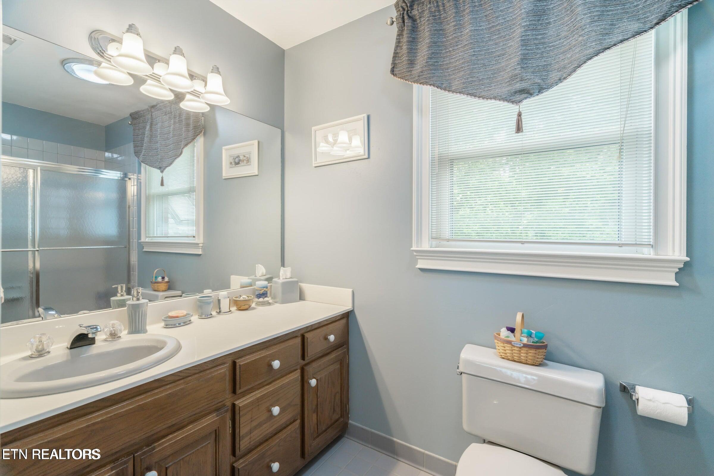 Kingston, Tennessee, 37763, United States, 3 Bedrooms Bedrooms, ,3 BathroomsBathrooms,Residential,For Sale,1897842