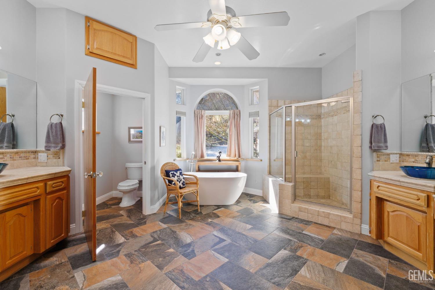 Kernville, California, 93238, United States, 4 Bedrooms Bedrooms, ,3 BathroomsBathrooms,Residential,For Sale,1941989