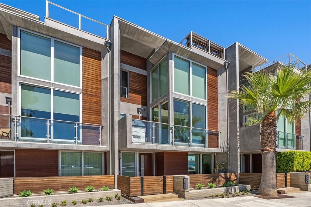 Newport Beach, California, 92663, United States, 2 Bedrooms Bedrooms, ,3 BathroomsBathrooms,Residential,For Sale,1989399