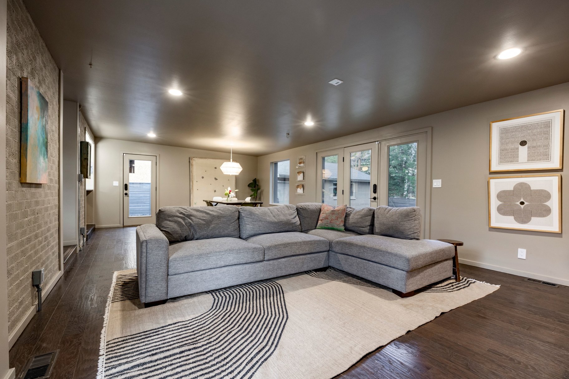  Spacious Millcreek Bungalow with Expansive Backyard & 2-Car Garage - 物件實景