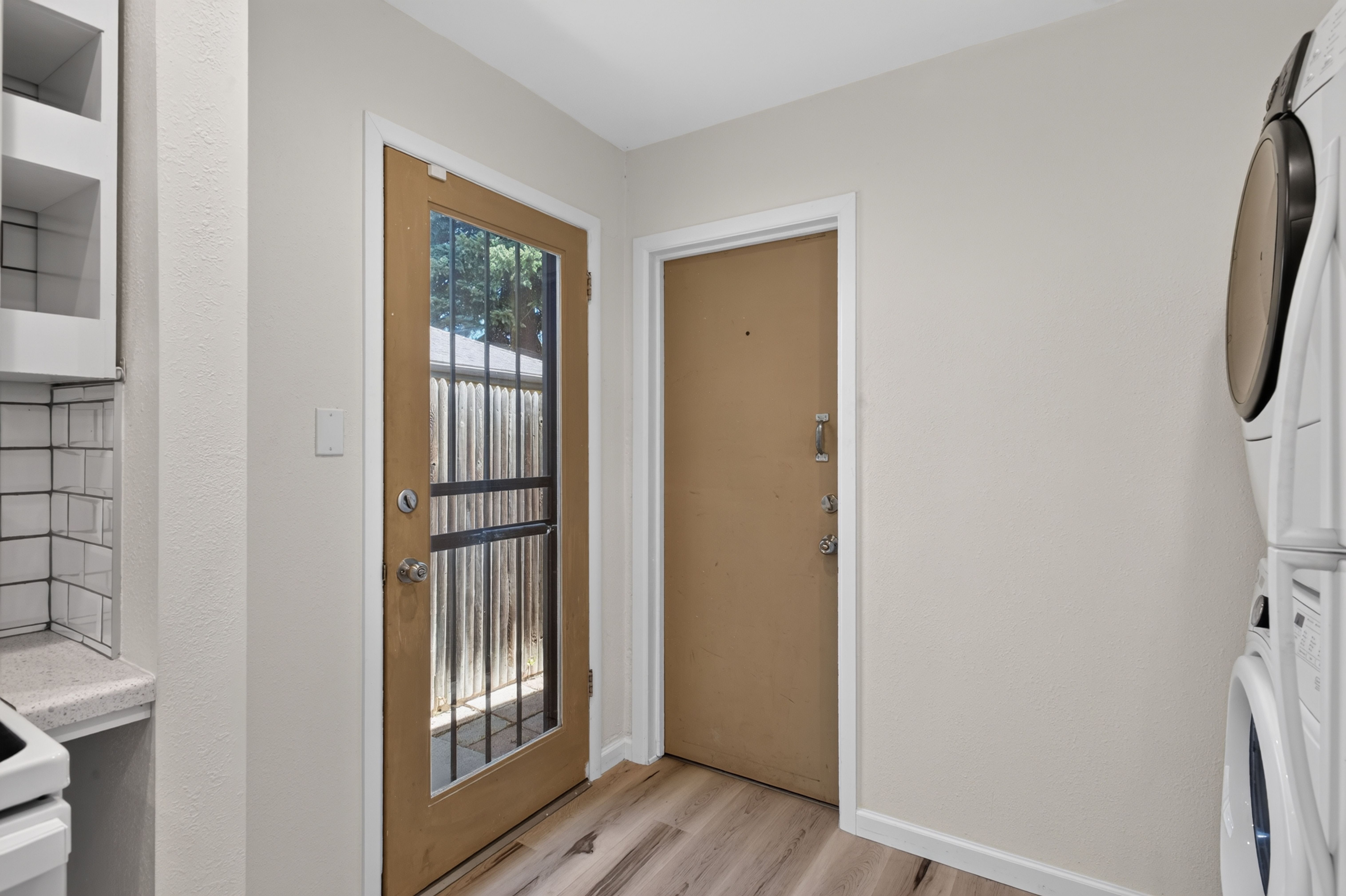  Charming Mayfair Brick Home: Sunroom Oasis & Private Pergola Backyard - 物件實景