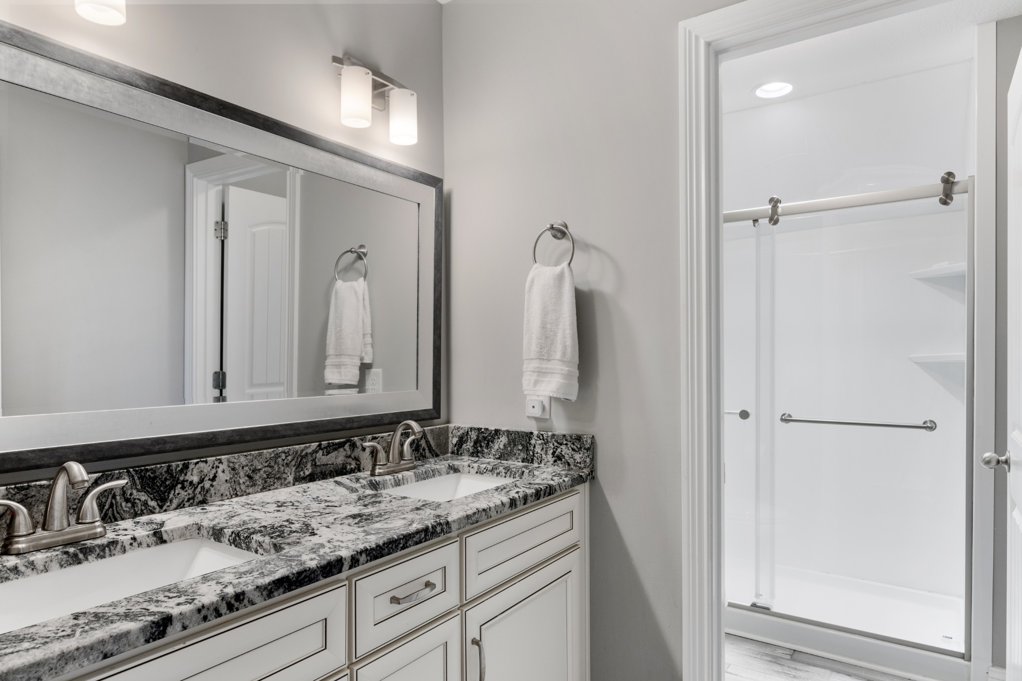 Clarksville, Tennessee, 37043, United States, 5 Bedrooms Bedrooms, ,4 BathroomsBathrooms,Residential,For Sale,1975936