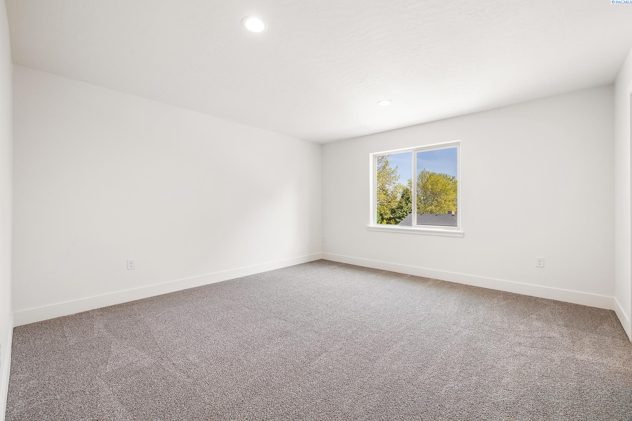 Kennewick, Washington, 99337, United States, 7 Bedrooms Bedrooms, ,Residential,For Sale,1793347
