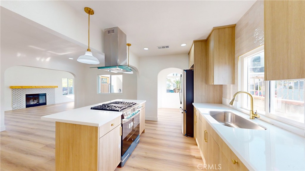 LOS ANGELES, California, 90018, United States, 3 Bedrooms Bedrooms, ,2 BathroomsBathrooms,Residential,For Sale,1747576