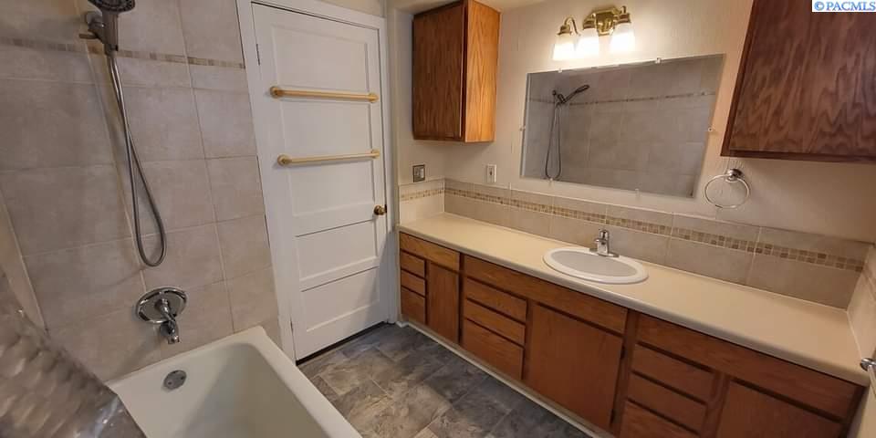 Richland, Washington, 99354, United States, 7 Bedrooms Bedrooms, ,Residential,For Sale,1732054