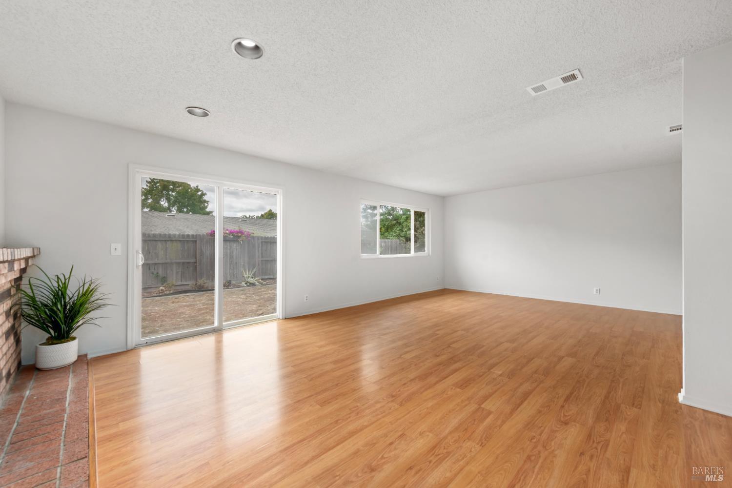 Vacaville, California, 95687, United States, 4 Bedrooms Bedrooms, ,2 BathroomsBathrooms,Residential,For Sale,1977124