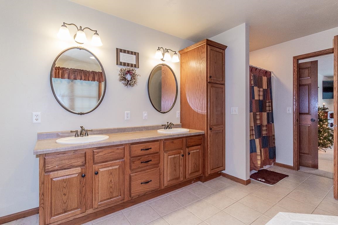 New London, Wisconsin, 54961-8857, United States, 4 Bedrooms Bedrooms, ,4 BathroomsBathrooms,Residential,For Sale,2001494