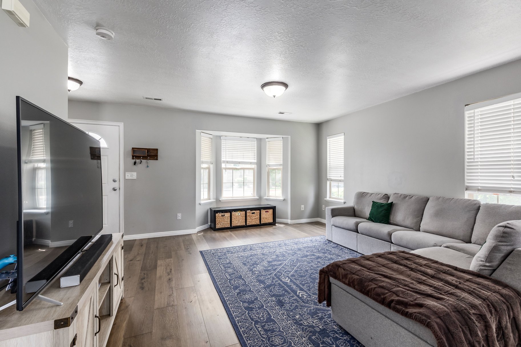  End Row Townhome in Highly Desired Location - 物件實景