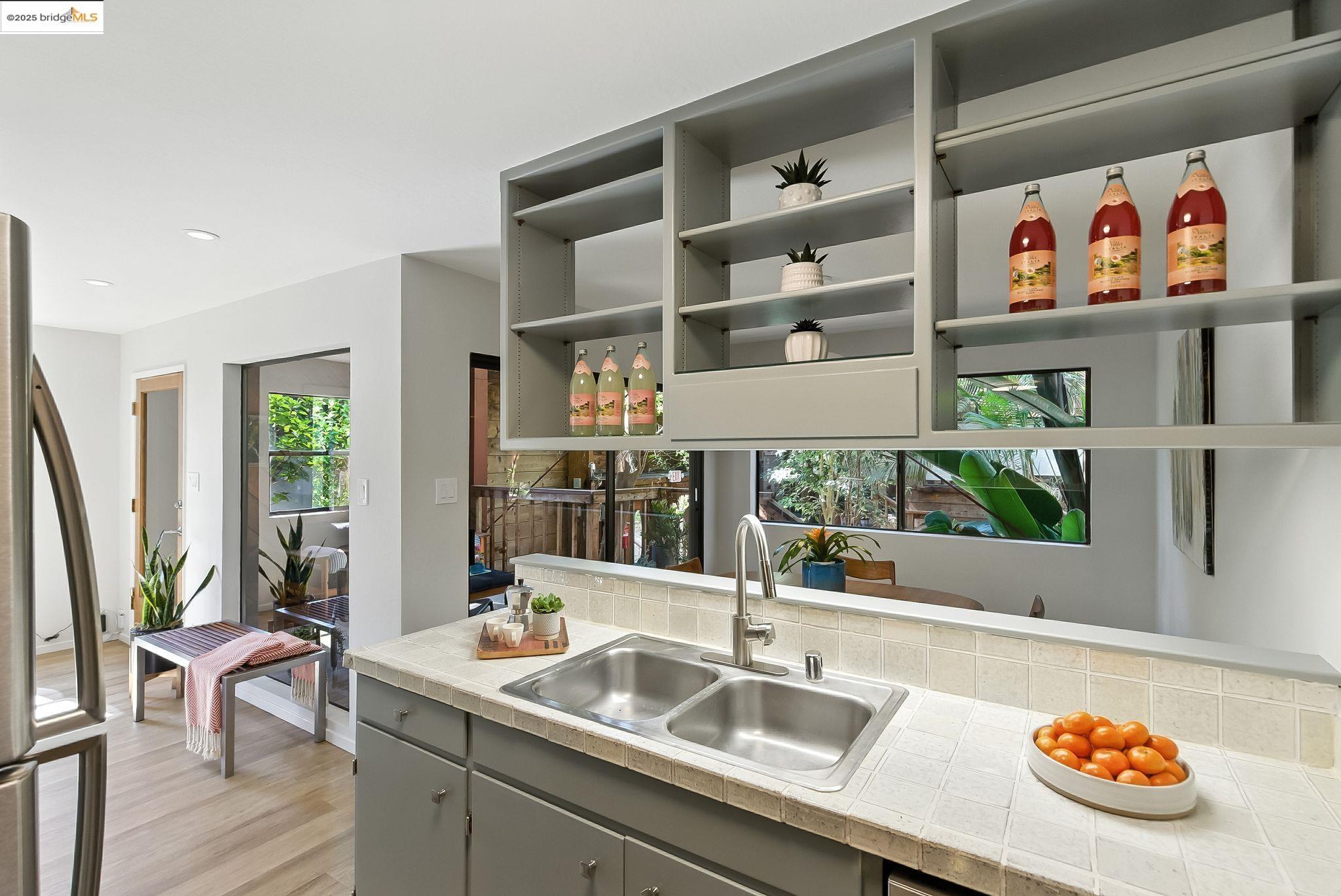Oakland, California, 94618, United States, 2 Bedrooms Bedrooms, ,1 BathroomBathrooms,Residential,For Sale,1925064