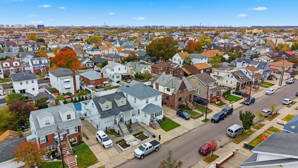 Howard Beach, New York, 11414, United States, 4 Bedrooms Bedrooms, ,1 BathroomBathrooms,Residential,For Sale,1986099