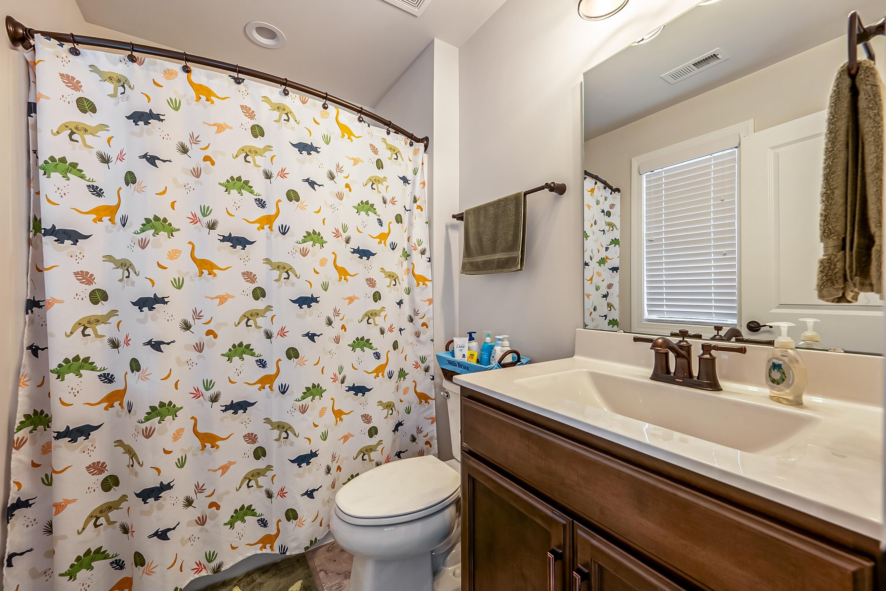 Christiansburg, Virginia, 24073, United States, 4 Bedrooms Bedrooms, ,5 BathroomsBathrooms,Residential,For Sale,1903895