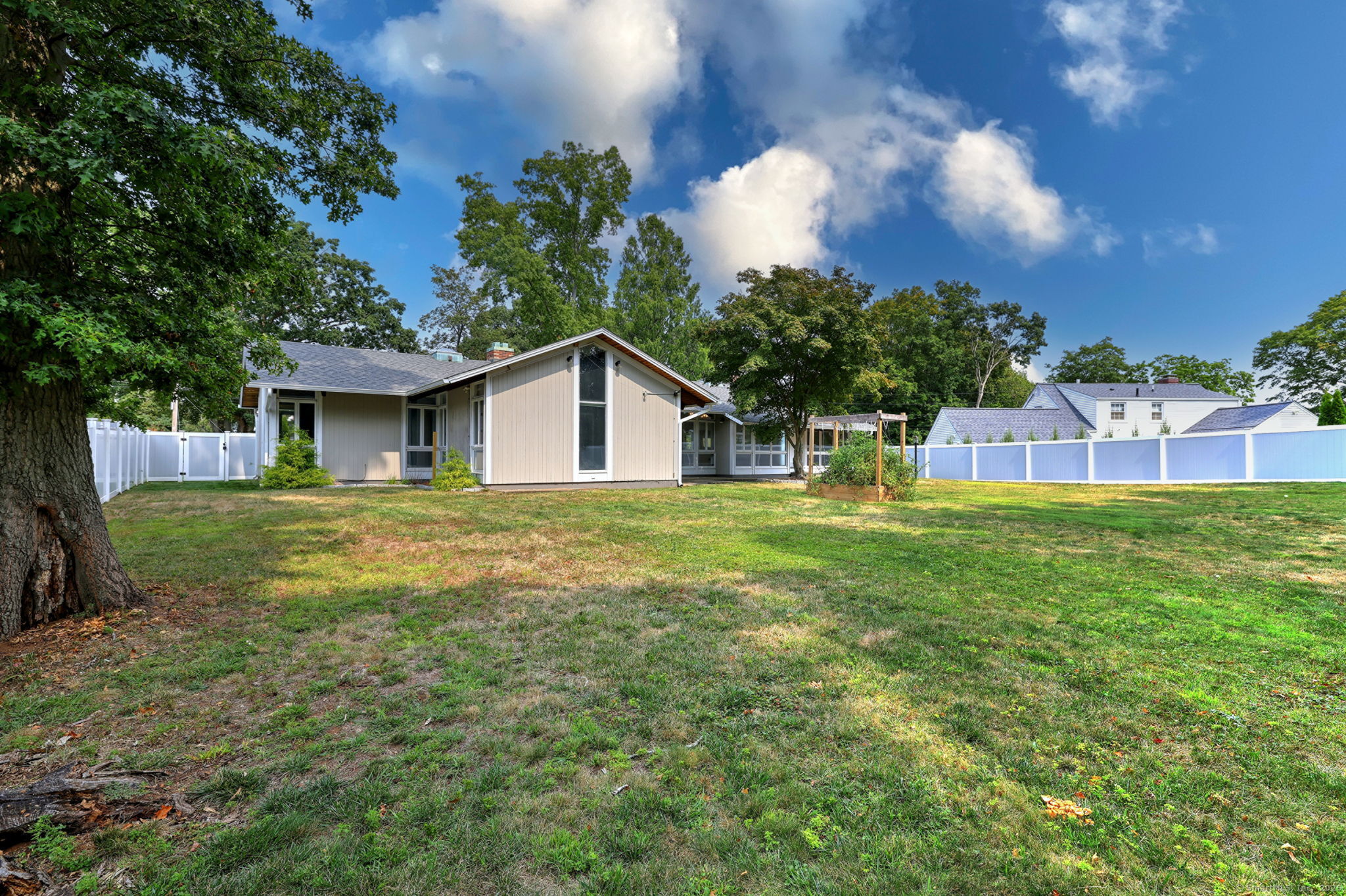 Hamden, Connecticut, 06517, United States, 4 Bedrooms Bedrooms, ,4 BathroomsBathrooms,Residential,For Sale,1942172