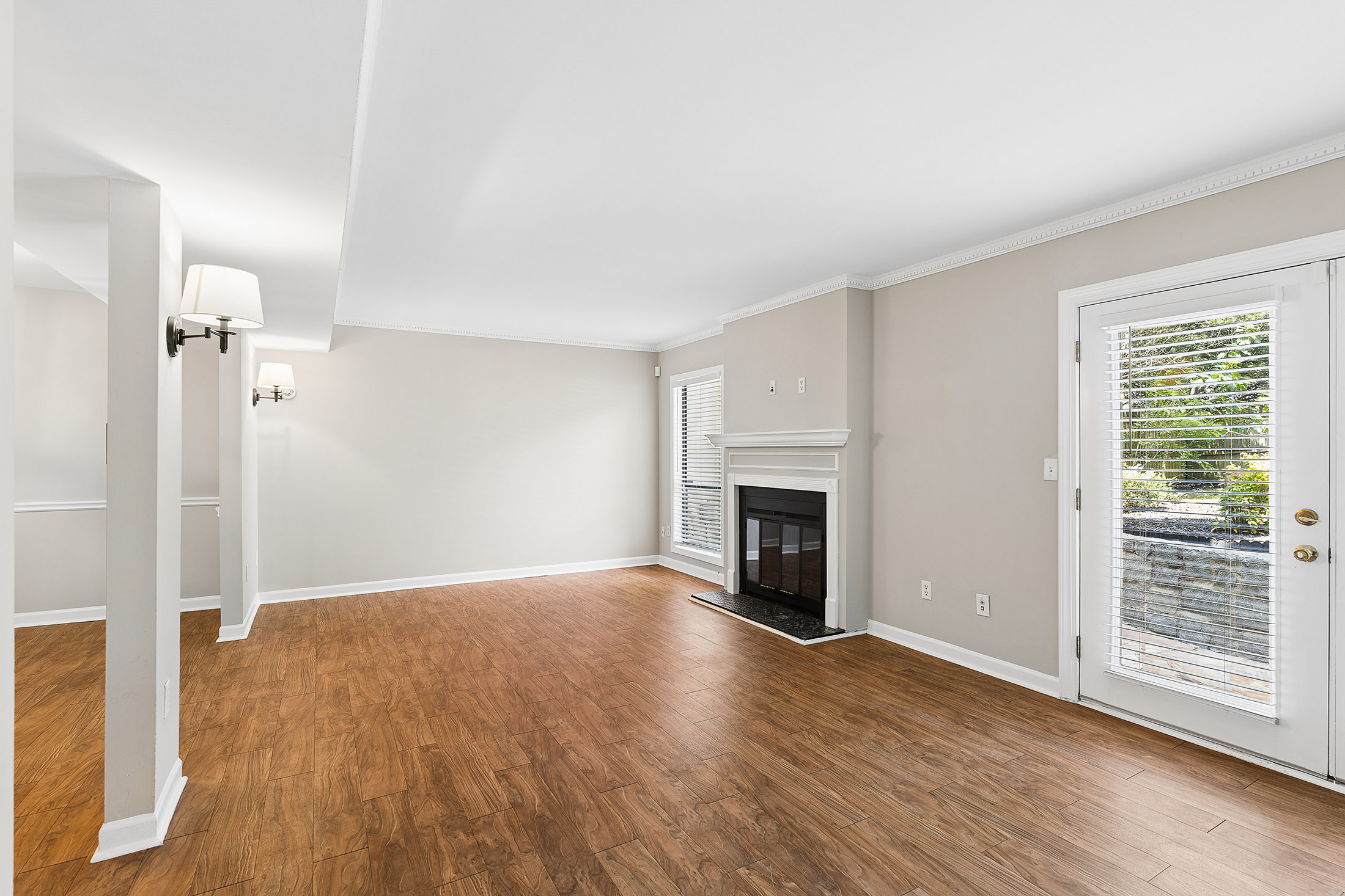  Beautifully Updated Fee Simple Townhome in an Exceptional Brookhaven Location - 物件實景
