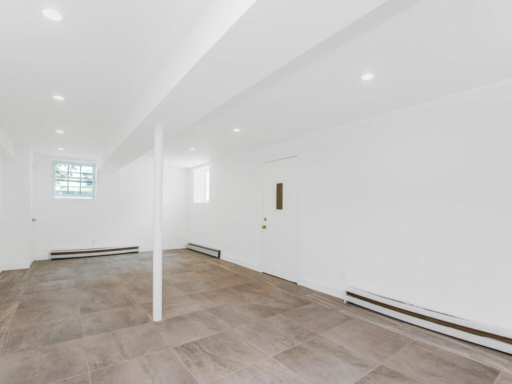 Yonkers, New York, 10701, United States, 6 Bedrooms Bedrooms, ,3 BathroomsBathrooms,Residential,For Sale,1904249