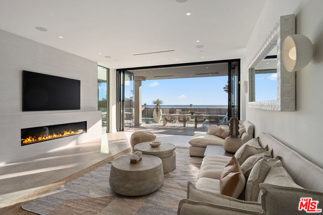 Santa Monica, California, 90403, United States, 7 Bedrooms Bedrooms, ,9 BathroomsBathrooms,Residential,For Sale,1955538