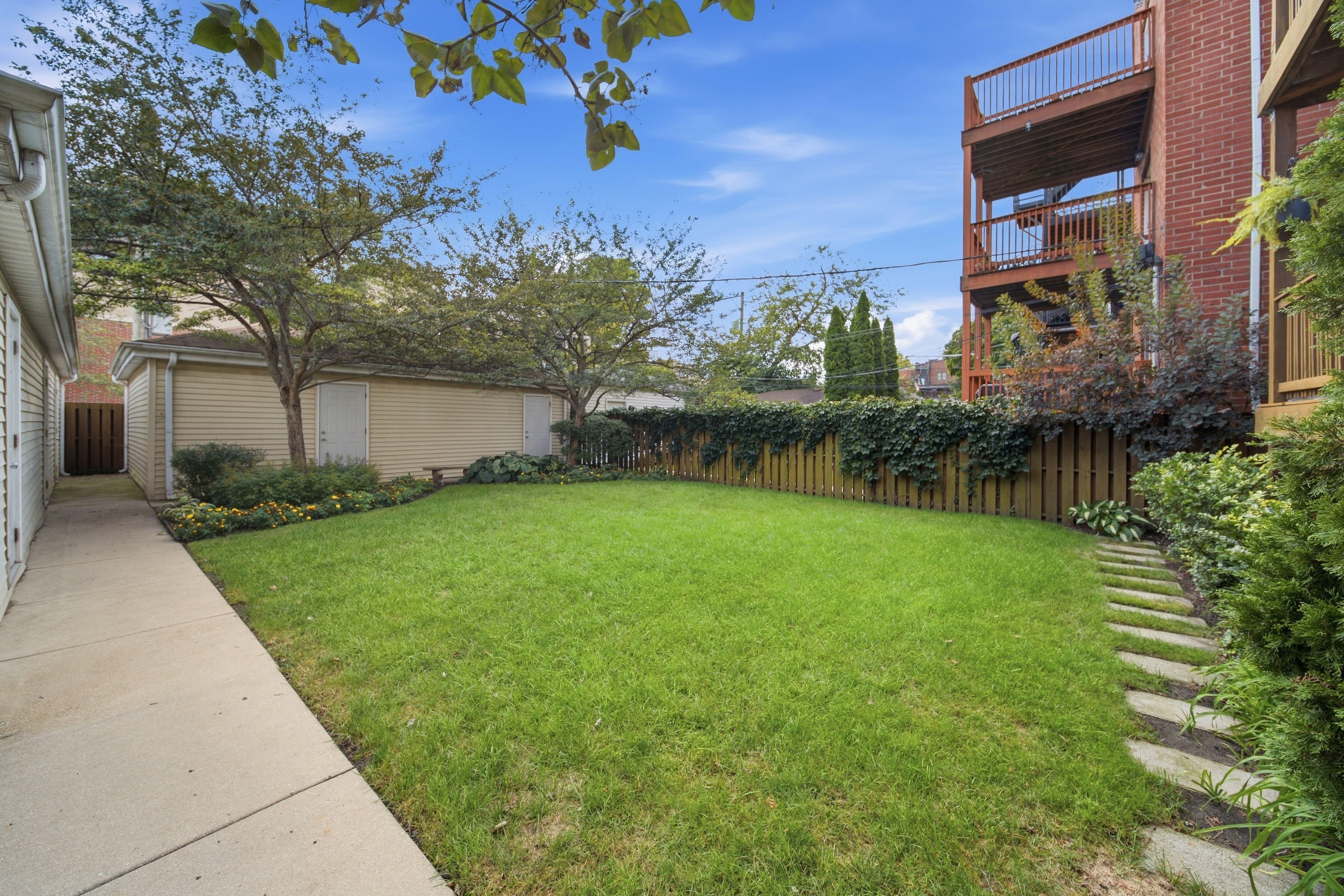  Condo Set on a Beautiful Tree-lined, One-way Street in the Heart of Lakeview - 物件實景
